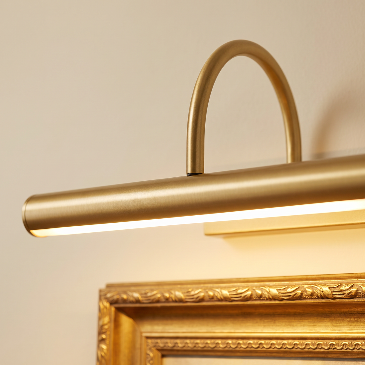 Close up of the swan neck arm and light bar