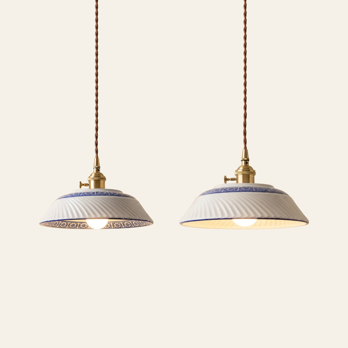 The Reydon pendant light in its two sizes side by side, 22.5 cm and 25.5 cm